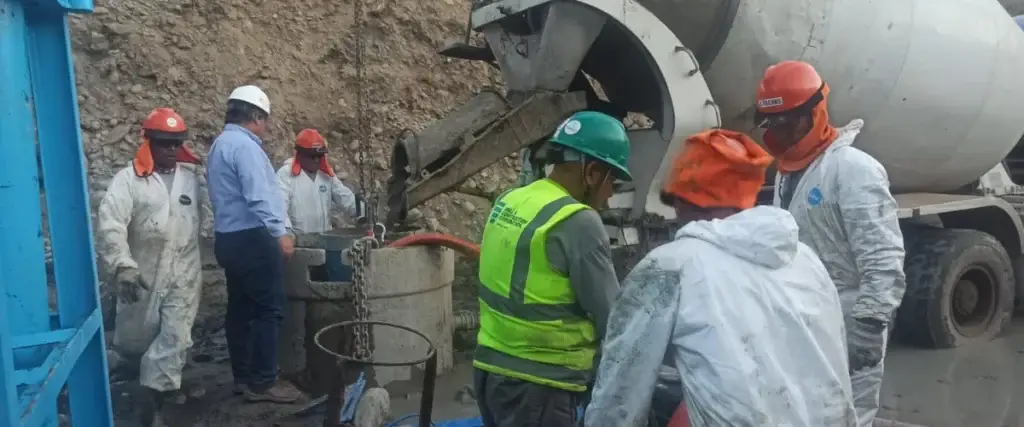 se muestra instantes del vaciado del concreto en una obra