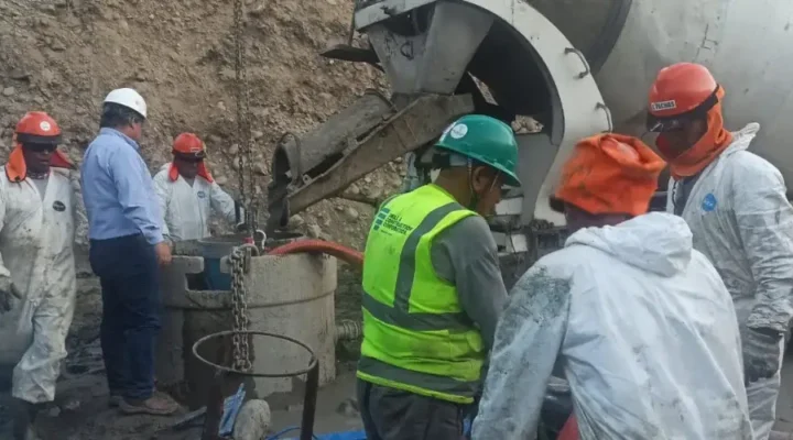 se muestra instantes del vaciado del concreto en una obra