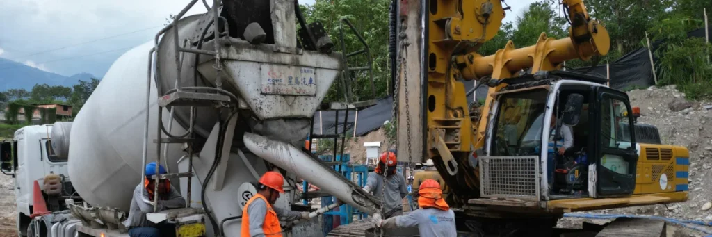 en esta foto se muestra el momento exacto cuando se inicia el vaceado de los pilotes en la obra de san ramón.