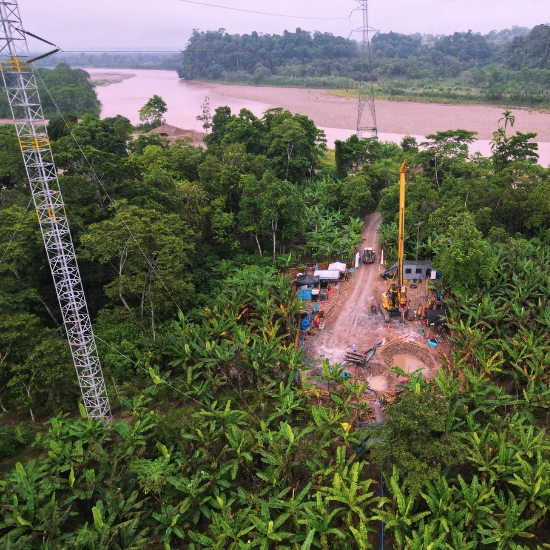 Operación completa de cimentaciones profundas en Perú con perforadora trabajando a la distancia