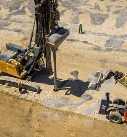 Columnas de grava en Perú durante la instalación en proyectos de cimentaciones profundas.