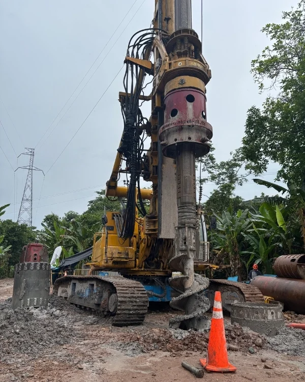 Equipo de ingeniería ejecutando pilotes para puentes en Perú