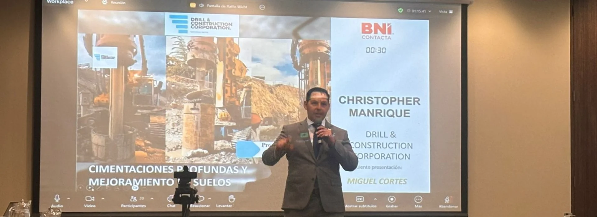 Gerente de DCC Perú exponiendo sobre pilotes excavados en el evento BNI Contacta en Miraflores