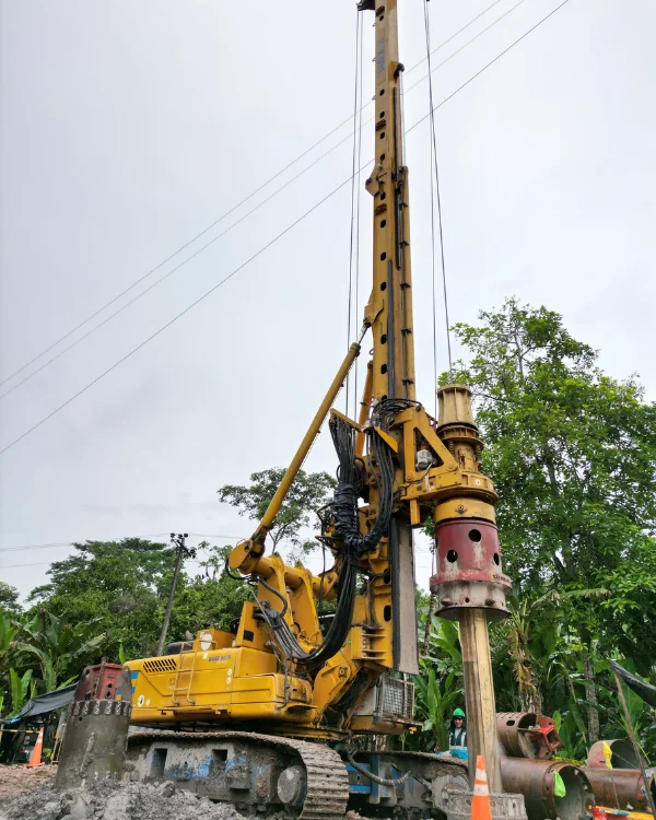 Perforadora de pilotes excavados en obra de cimentación profunda