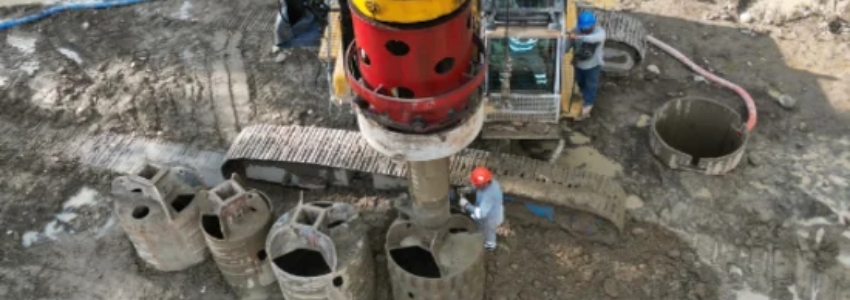 Ejecución y limpieza del fondo del pozo durante la construcción de un pilote excavado.
