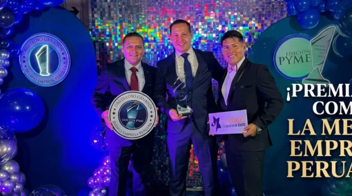 DCC recibiendo el premio a la mejor empresa PYME 2025 en su rubro