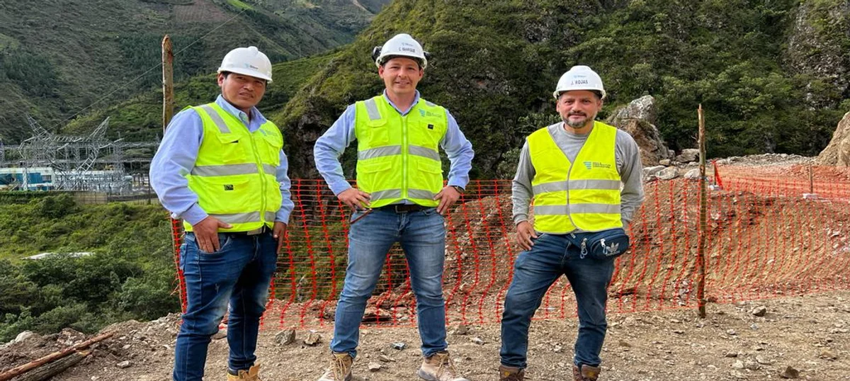 Los tres socios de DCC Perú con casco y chaleco reflectivo en obra del Puente Pampamarca en Pasco, una de las primeras obras ejecutadas por la empresa