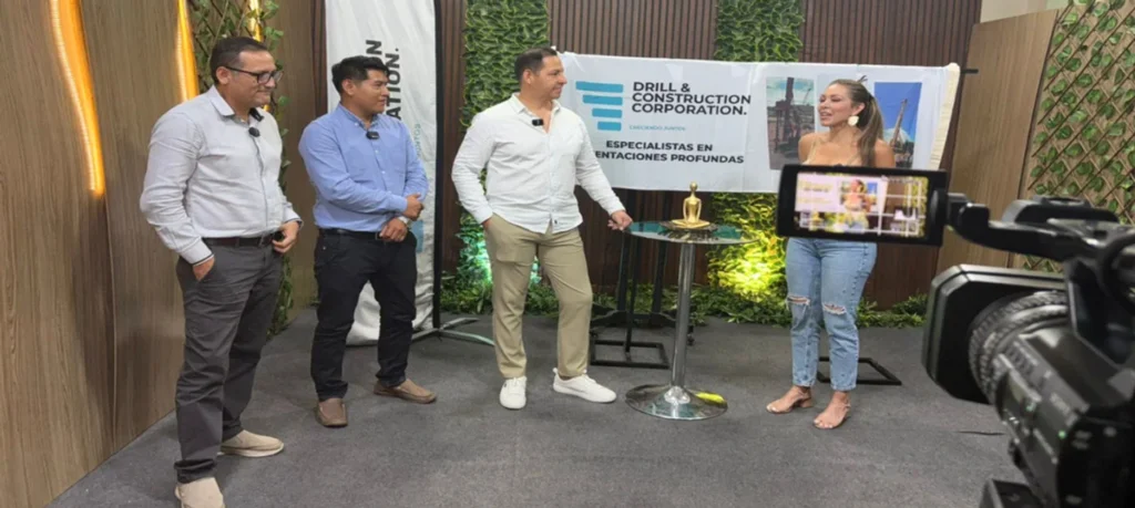 Cámara de TV grabando la entrevista de los tres socios de DCC Perú con Lucecita Ceballos en el set de Emprendedor en Acción