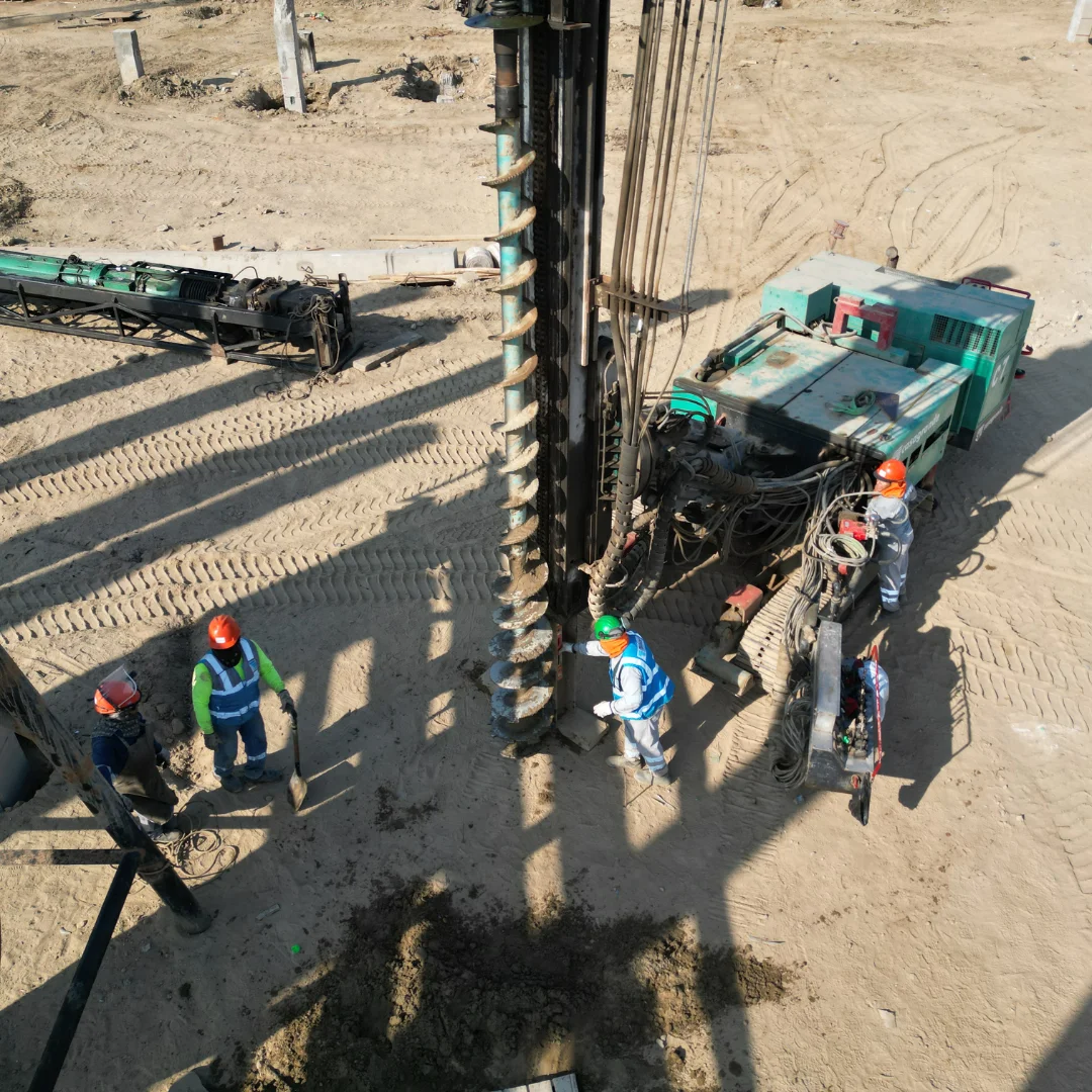 Perforadora SANY SR360R con barrena helicoidal continua ejecutando pilote CFA en obra urbana, DCC Perú
