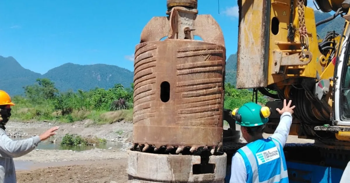 Camisa metálica de protección con dientes de corte para la ejecución de pilotes excavados de 1.20 m en el Puente Muyuna, Huánuco