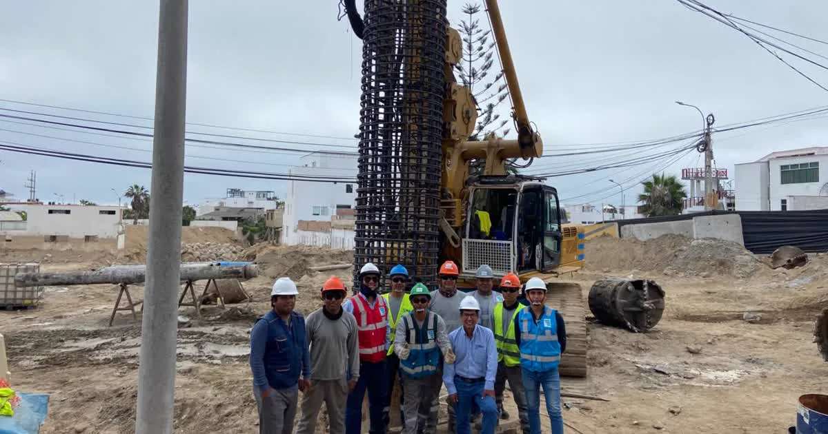 Equipo de DCC Perú junto a la armadura de acero de un pilote excavado del Puente García Rada