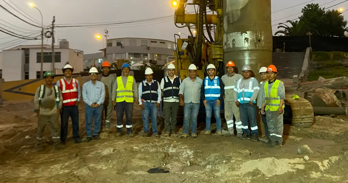 Equipo de obra de DCC Perú al cierre de la jornada en el Puente García Rada, Punta Hermosa