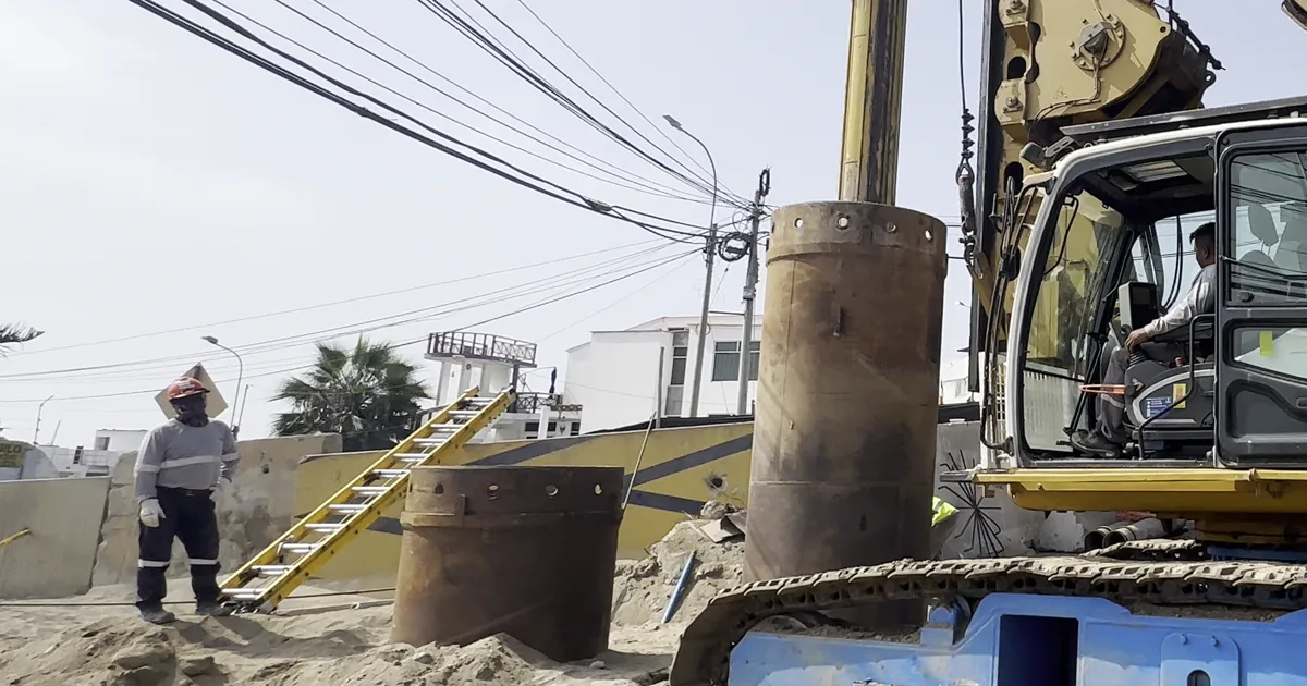 Camisas metálicas y equipo de perforación en la ejecución de pilotes excavados en el Puente García Rada, Punta Hermosa