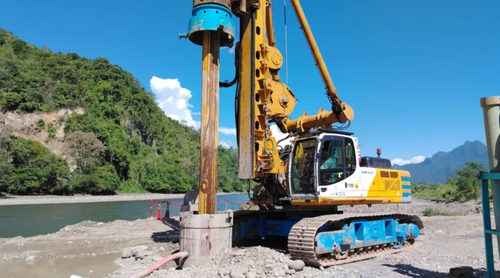 Perforadora ejecutando pilotes excavados en la orilla del río Huallaga, Puente Muyuna, Leoncio Prado, Huánuco