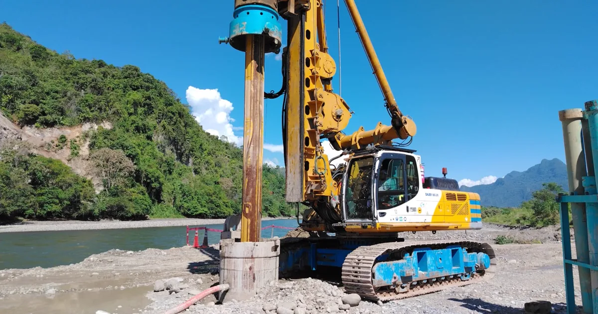 Perforadora ejecutando pilotes excavados en la orilla del río Huallaga, Puente Muyuna, Leoncio Prado, Huánuco