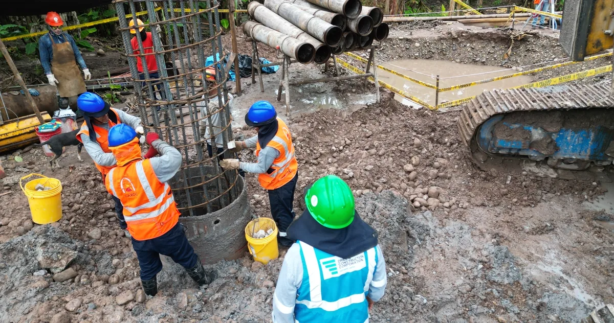 Cuadrilla colocando la armadura de acero dentro de la camisa metálica del pilote, con los tubos de casing acopiados al fondo