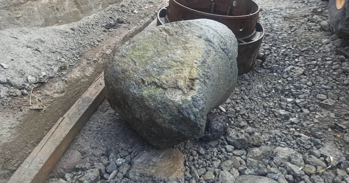 Bolón ígneo extraído durante una perforación en bolonería, junto al anillo de corte del casing metálico, en el Puente Victoria de San Ramón