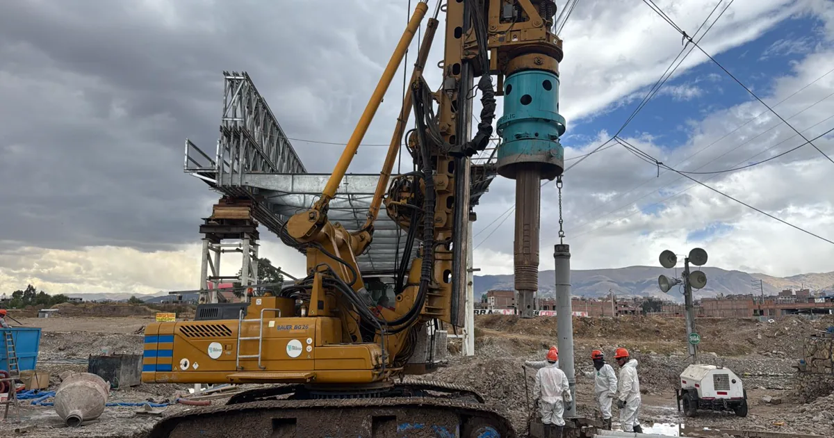 Casing de perforación suspendido del mástil de la perforadora antes de entrar al terreno, en el Puente Cunas