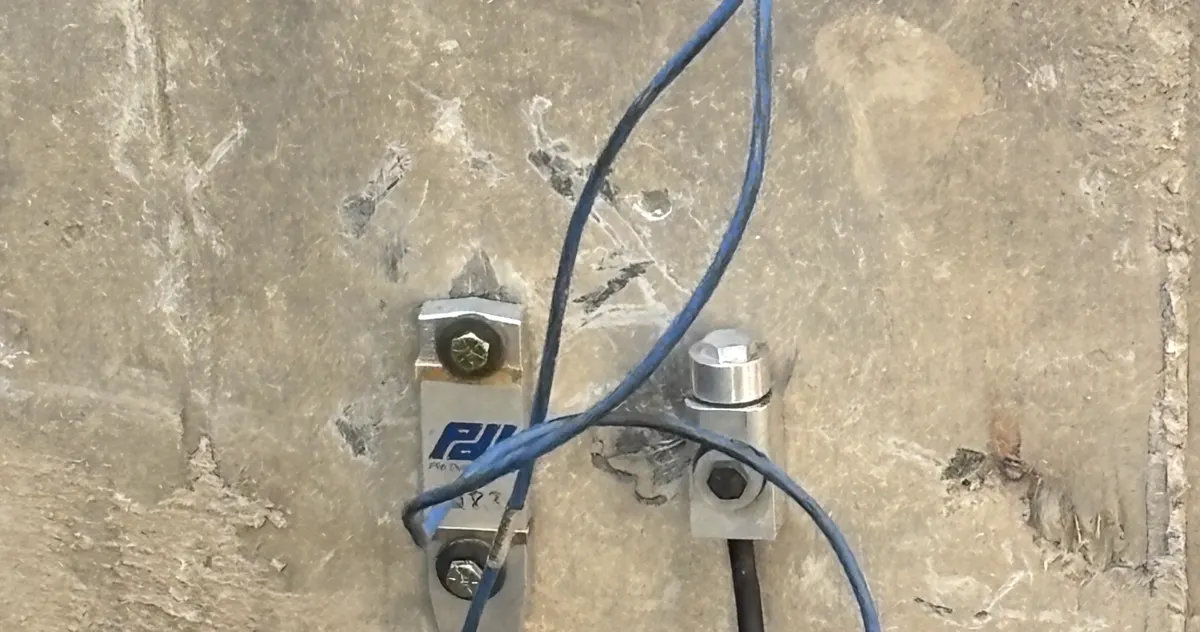 Sensores de deformación y aceleración atornillados al fuste del pilote, con su cable, durante un ensayo PDA