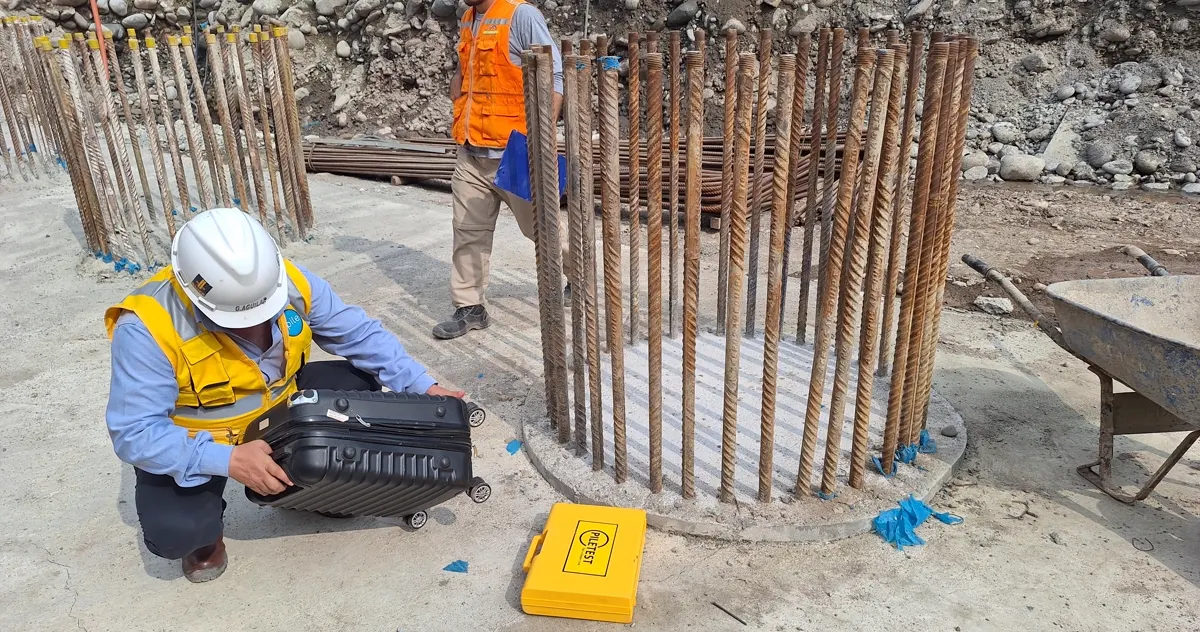 Técnico de TPILE instalando el equipo de medición sobre la cabeza de un pilote excavado para ejecutar el ensayo de integridad PIT