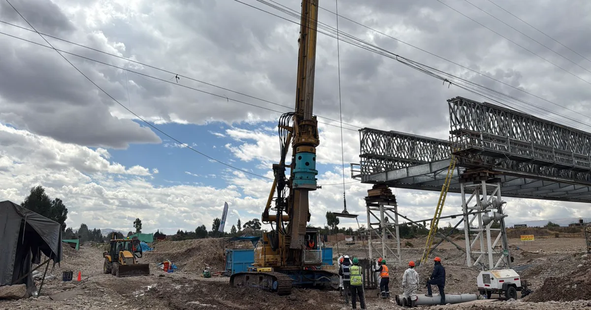Frente de trabajo del Puente Cunas en Huancayo, con la perforadora ejecutando pilotes excavados junto al puente modular