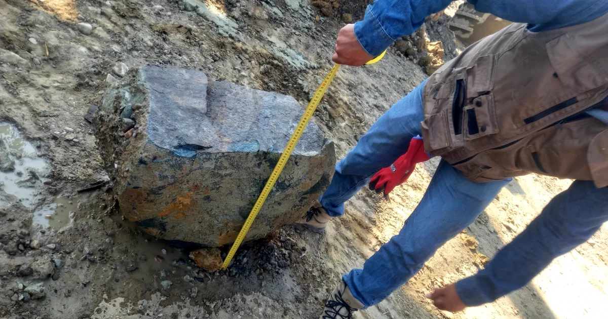 Bolón de gran tamaño medido con cinta métrica en el terreno de la obra del Colegio Politécnico del Santa, Chimbote