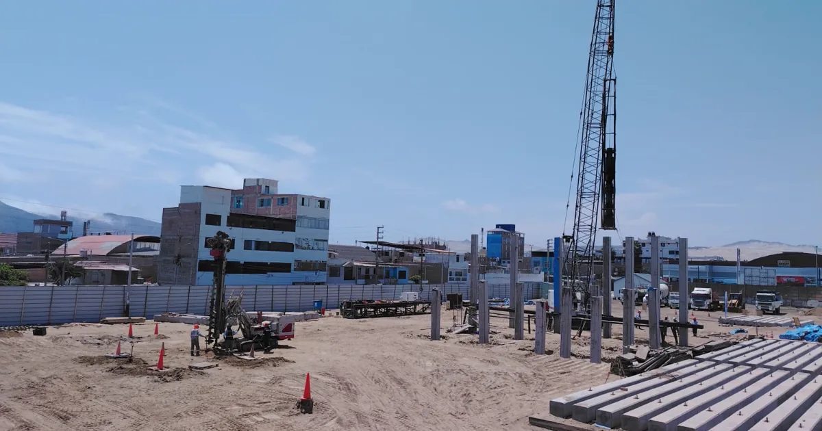 Frente de trabajo del hincado de pilotes en Chimbote, con los pilotes ya hincados y la grúa de orugas en posición