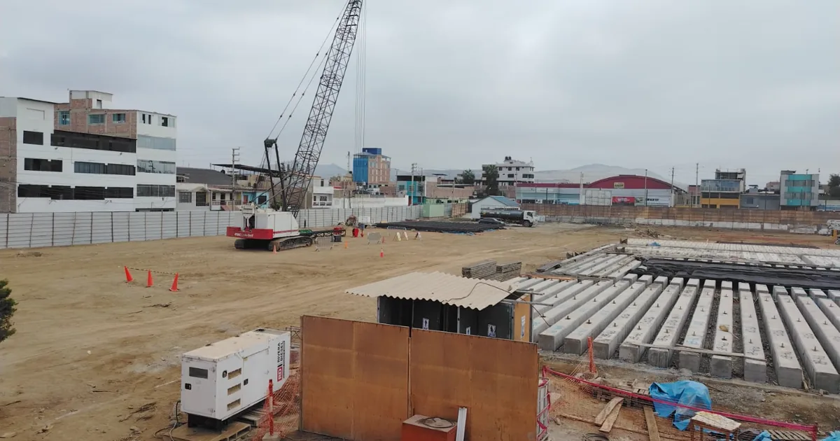 Pilotes prefabricados de concreto acopiados en el terreno de la obra del Colegio Politécnico del Santa, Chimbote