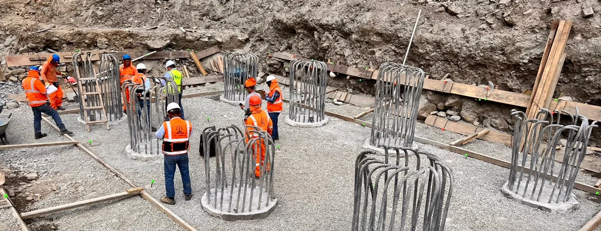 Cabezas de pilote excavado con la armadura montada en el Puente Santa Teresa, La Convencion, Cusco, antes del ensayo de integridad PIT