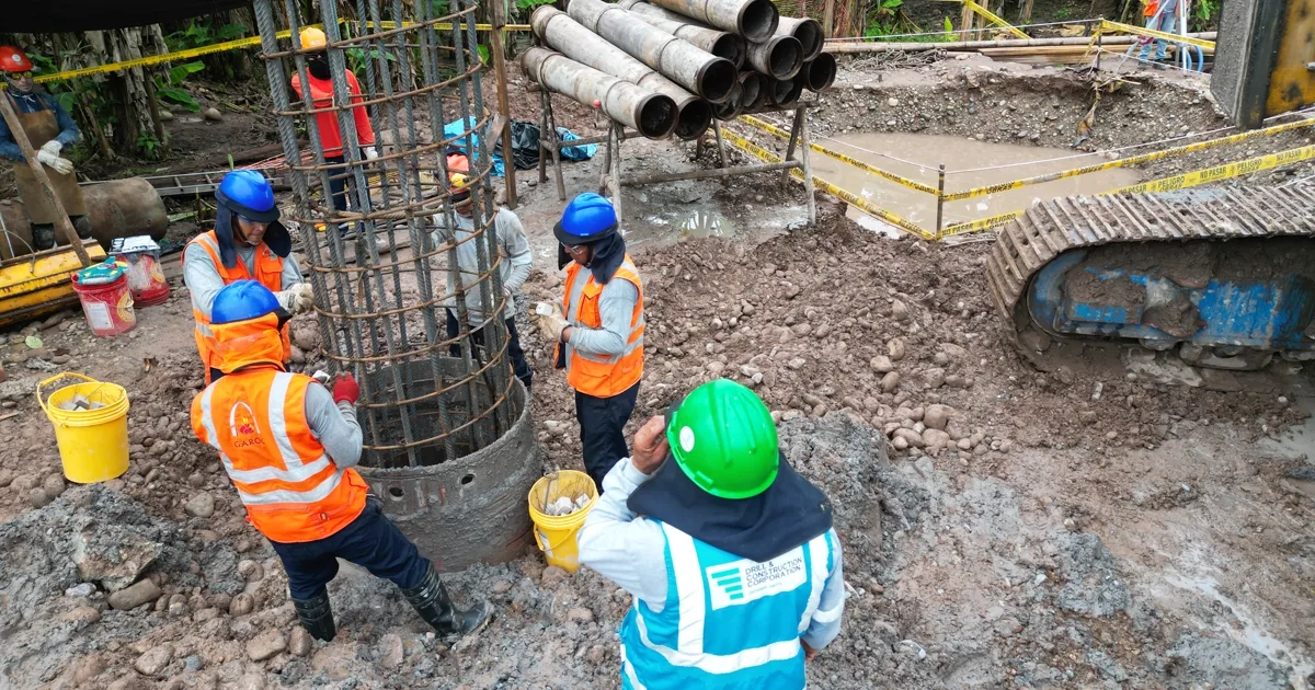 Equipo de DCC Perú bajando la armadura de acero dentro de la camisa metálica de un pilote excavado en Aguaytía