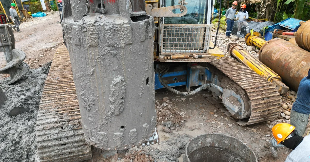 Extracción de suelo con el balde de perforación junto a las camisas metálicas en los pilotes excavados de Aguaytía