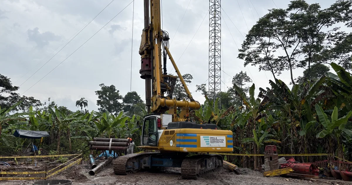 Equipo de perforación de pilotes excavados trabajando junto a la torre de alta tensión en Aguaytía, Ucayali