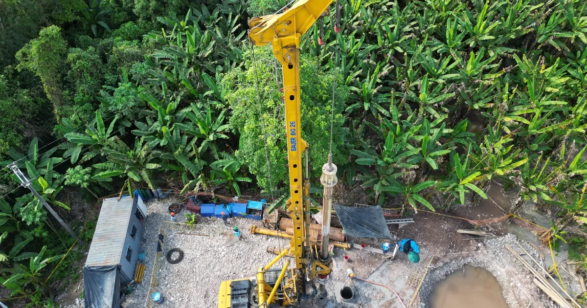Plataforma de trabajo habilitada en plena selva para la ejecución de los pilotes excavados de Aguaytía