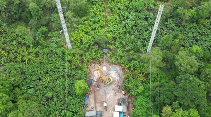 Vista aérea del emplazamiento de la torre de alta tensión de Aguaytía, con la plataforma de los pilotes excavados abierta en la selva de Ucayali