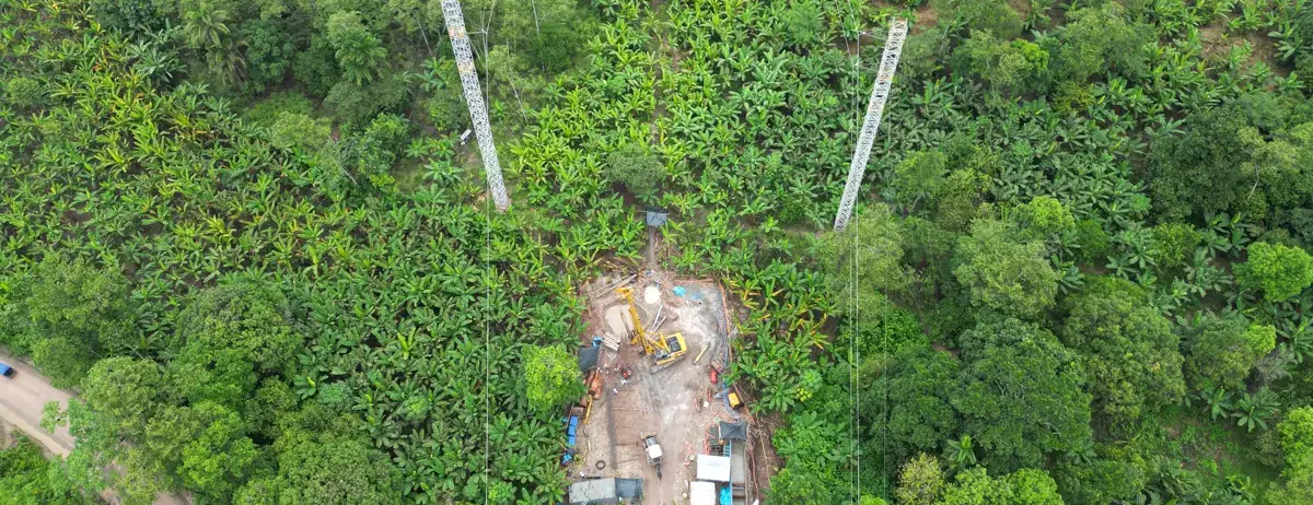 Vista aérea del emplazamiento de la torre de alta tensión de Aguaytía, con la plataforma de los pilotes excavados abierta en la selva de Ucayali