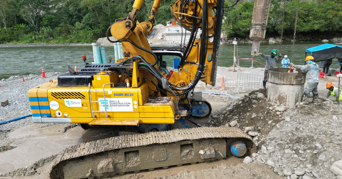 Equipo de perforación de DCC Perú junto a la boca encamisada de un pilote excavado del Puente Muyuna