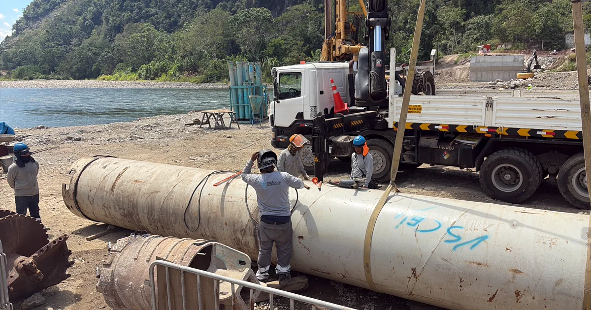 Cuadrilla de DCC Perú aparejando una camisa metálica de 1,20 m junto al camión grúa, en la plataforma sobre la margen del río Huallaga