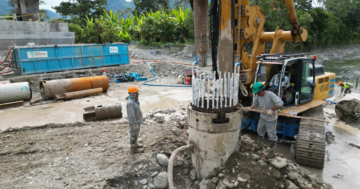 Camisa metálica instalada en la perforación de un pilote excavado del Puente Muyuna, junto al equipo de perforación