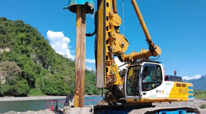 Equipo de perforación ejecutando los pilotes excavados del Puente Muyuna, a orillas del río Huallaga, Huánuco