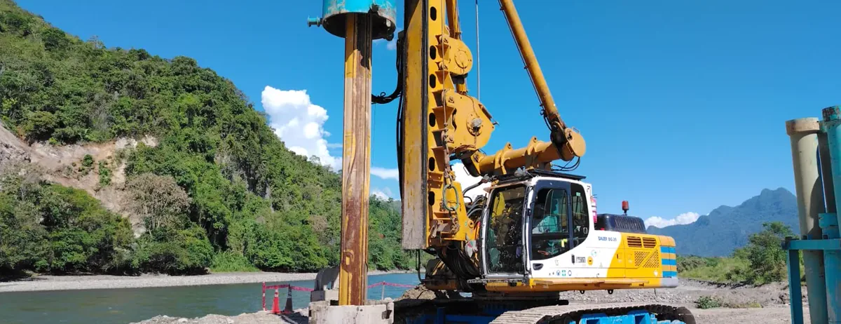 Equipo de perforación ejecutando los pilotes excavados del Puente Muyuna, a orillas del río Huallaga, Huánuco