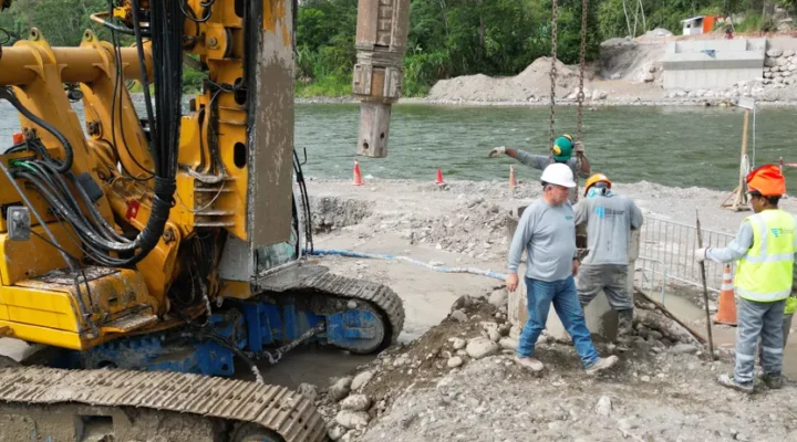 Equipo de perforación ejecutando los pilotes excavados del Puente Muyuna a orillas del río Huallaga, Huánuco