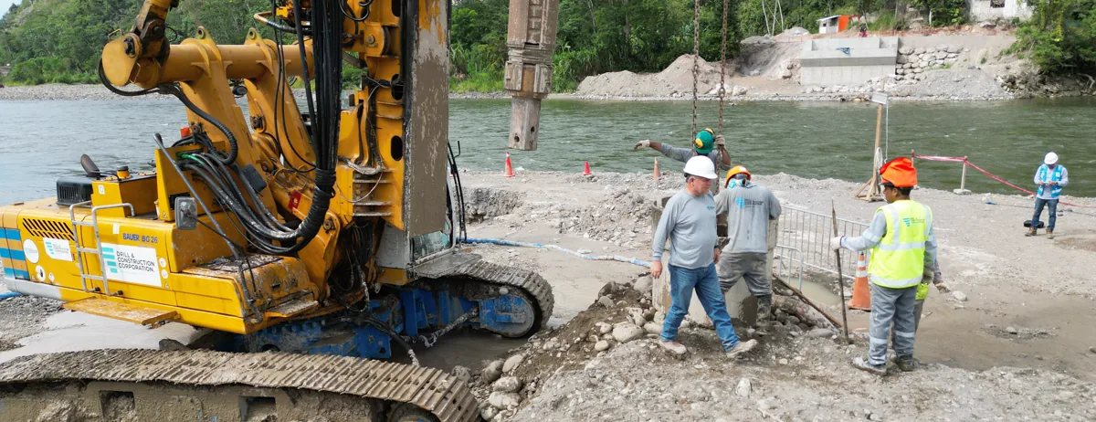 Equipo de perforación ejecutando los pilotes excavados del Puente Muyuna a orillas del río Huallaga, Huánuco
