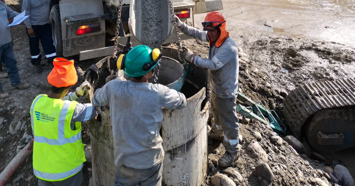 Vaciado del concreto en un pilote excavado de 1,20 m del Puente Muyuna, con la cuadrilla de DCC Perú sobre la boca encamisada