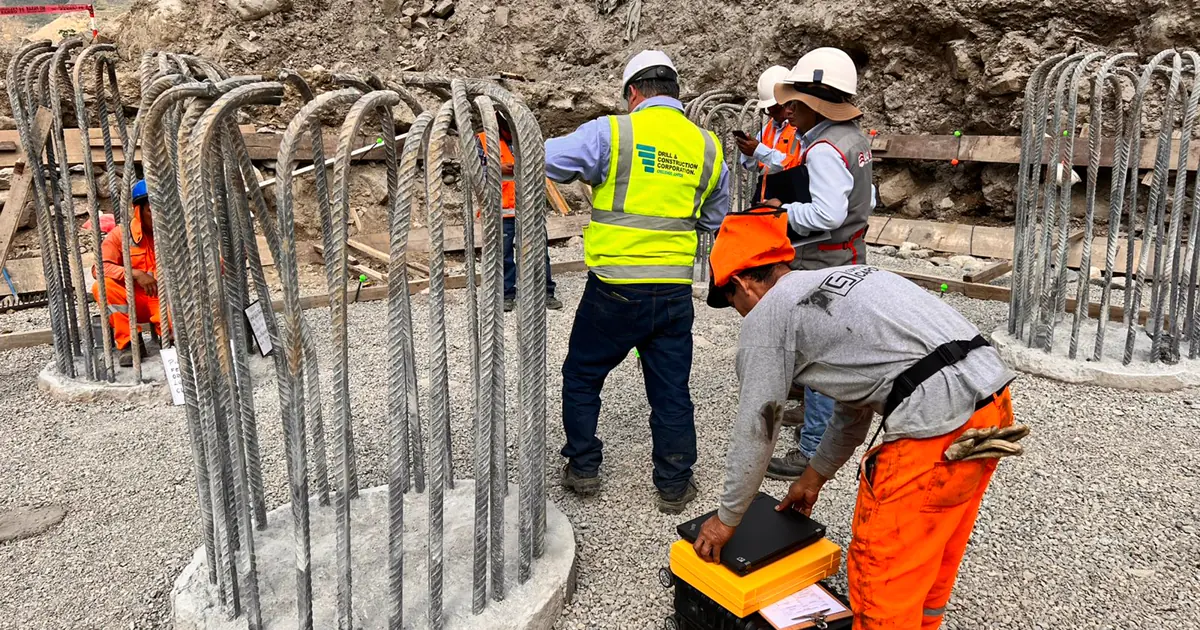 Pilotes excavados en el Puente Santa Teresa: el equipo de DCC prepara el ensayo de integridad PIT junto a la cabeza de un pilote