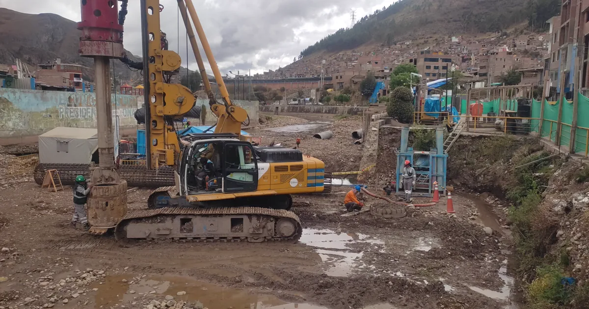 Pilotes excavados en el Puente Sinchi Roca: la perforadora trabaja sobre la plataforma húmeda junto al cauce, en Huancavelica