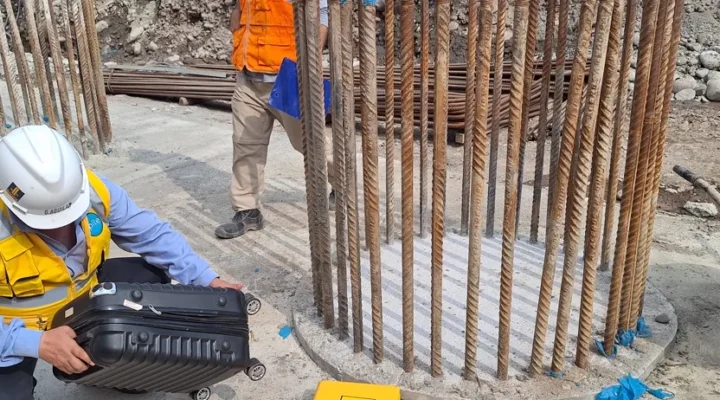 Técnico de TPILE con el equipo de medición junto a la cabeza de un pilote, antes de ejecutar el ensayo de integridad
