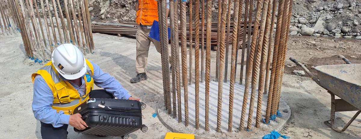 Técnico de TPILE con el equipo de medición junto a la cabeza de un pilote, antes de ejecutar el ensayo de integridad