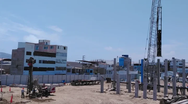 Pilotes de concreto ya colocados en el eje de cimentación de una obra, del tipo de elemento que verifican los ensayos PIT y PDA
