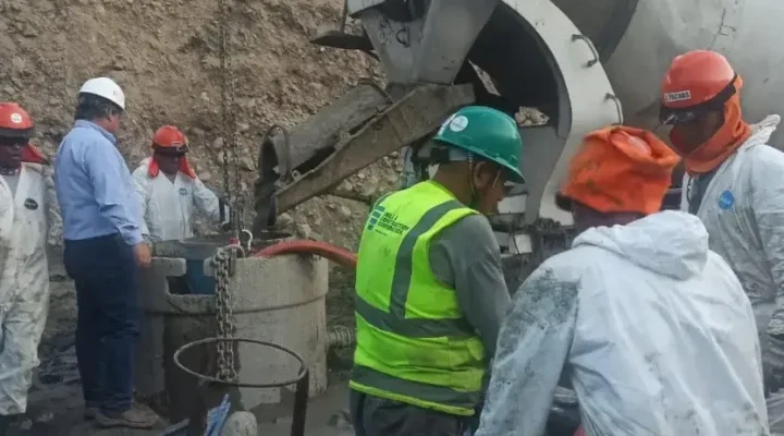 se muestra instantes del vaciado del concreto en una obra