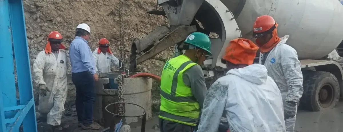 se muestra instantes del vaciado del concreto en una obra